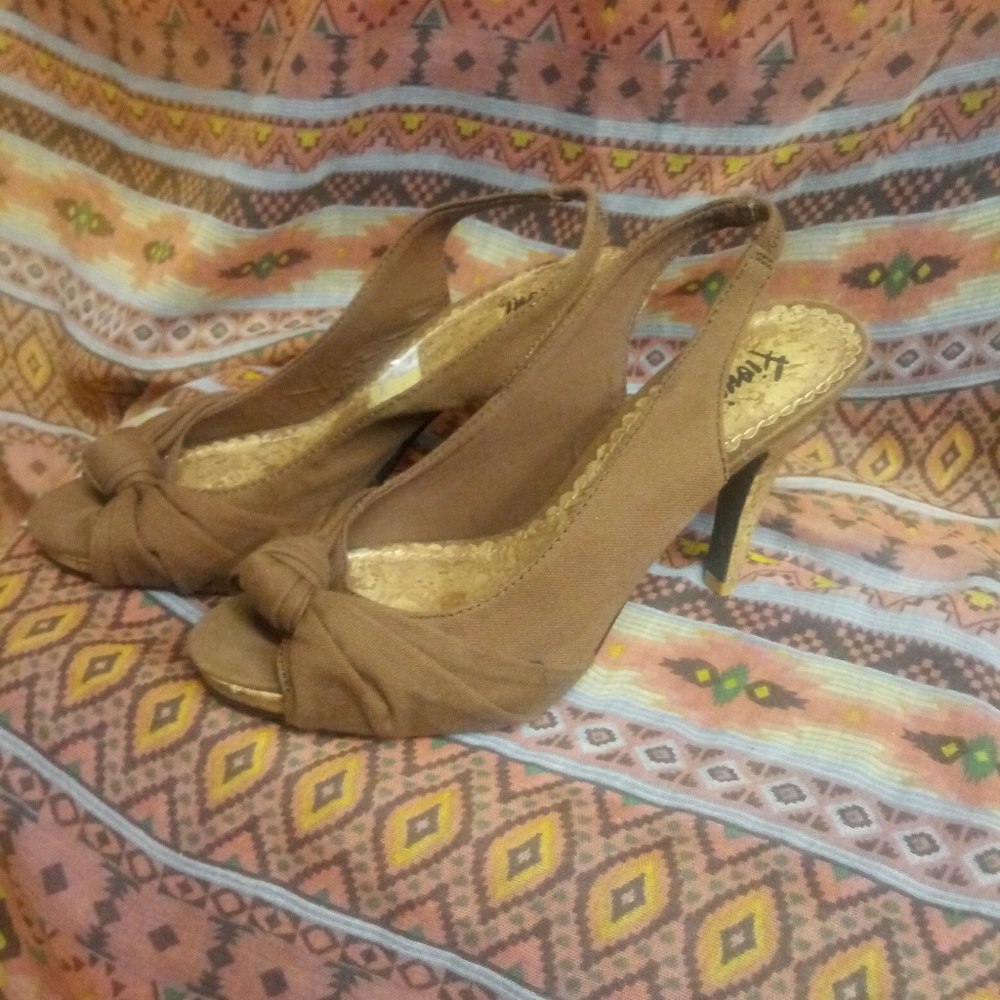 Fioni sandals